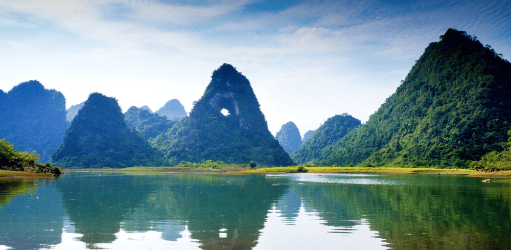 The journey to Nui Thung is a rewarding experience, offering scenic views of lush green meadows and rolling hills (Source: Fanpage N&uacute;i Thủng - N&uacute;i mắt thần, Tr&agrave; Lĩnh, Cao Bằng)